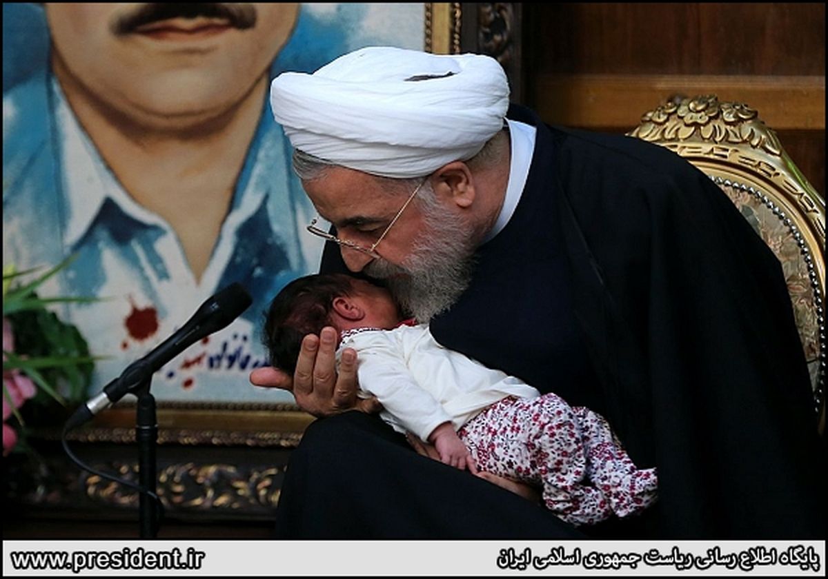 اذان‎گفتن روحانی درگوش نوه‎شهید/عکس