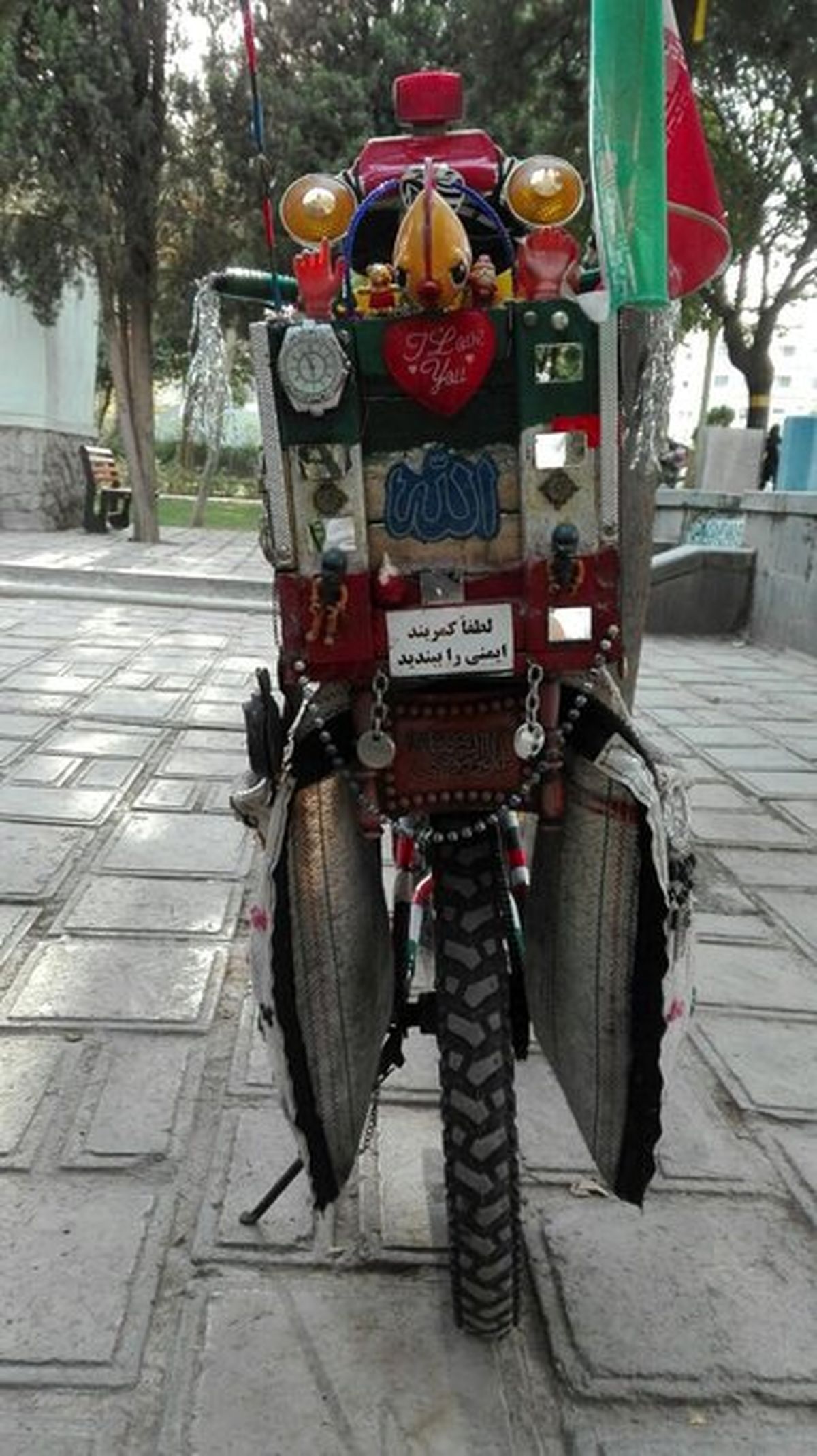 پیرمردی با دوچرخه عجیب در تهران!+عکس