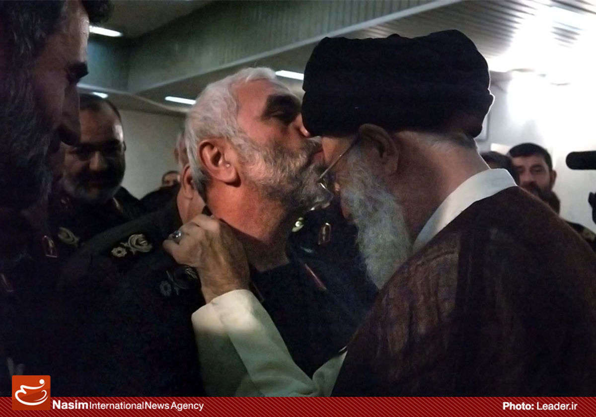 عکس : بوسه سردار همدانی بر پیشانی رهبر انقلاب