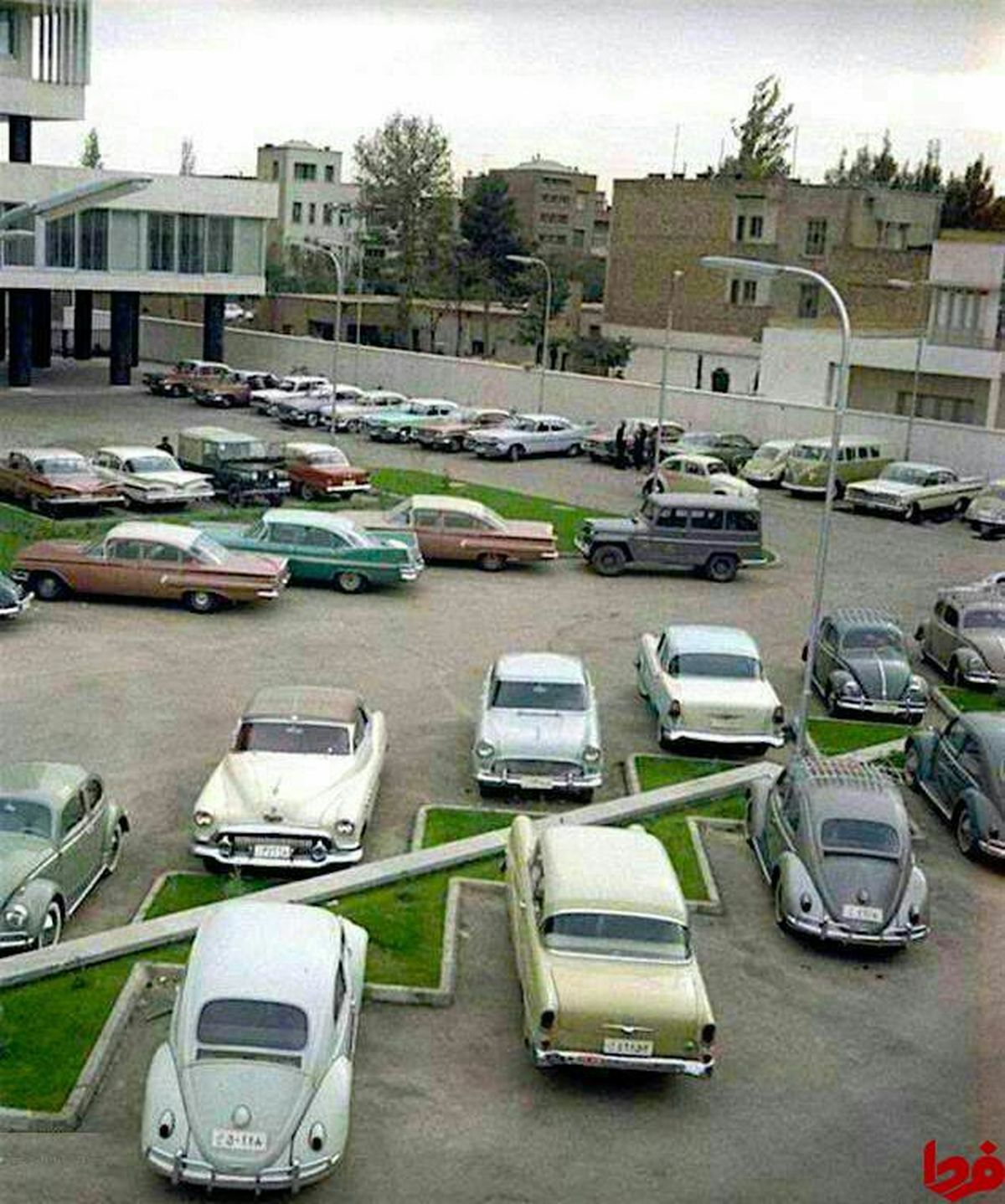عکس: پارکینگ شرکت ملی نفت ایران در دهه ۱۳۴۰