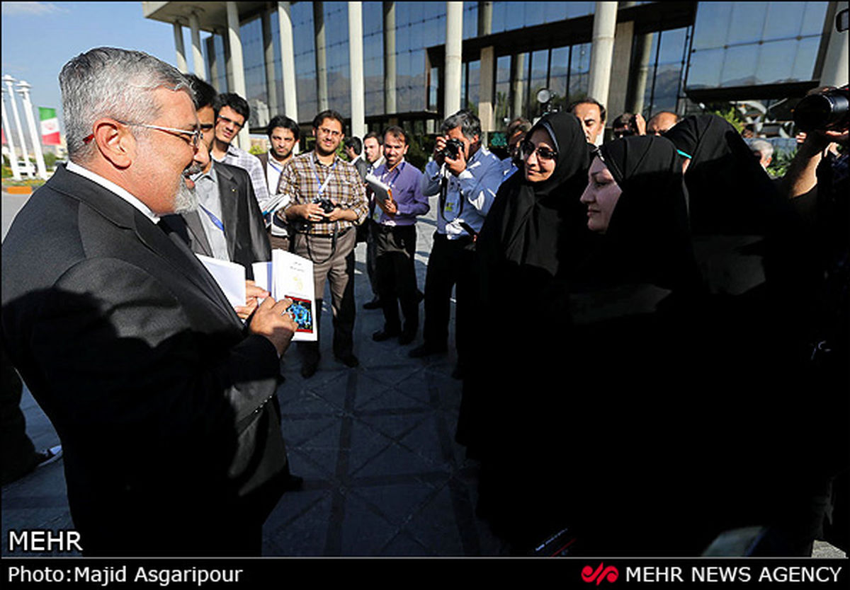 گرامیداشت یاد شهدای هسته‌ ای با نثار گل