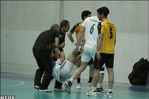 عکس/ حمل مصدوم به روش عابدزاده!