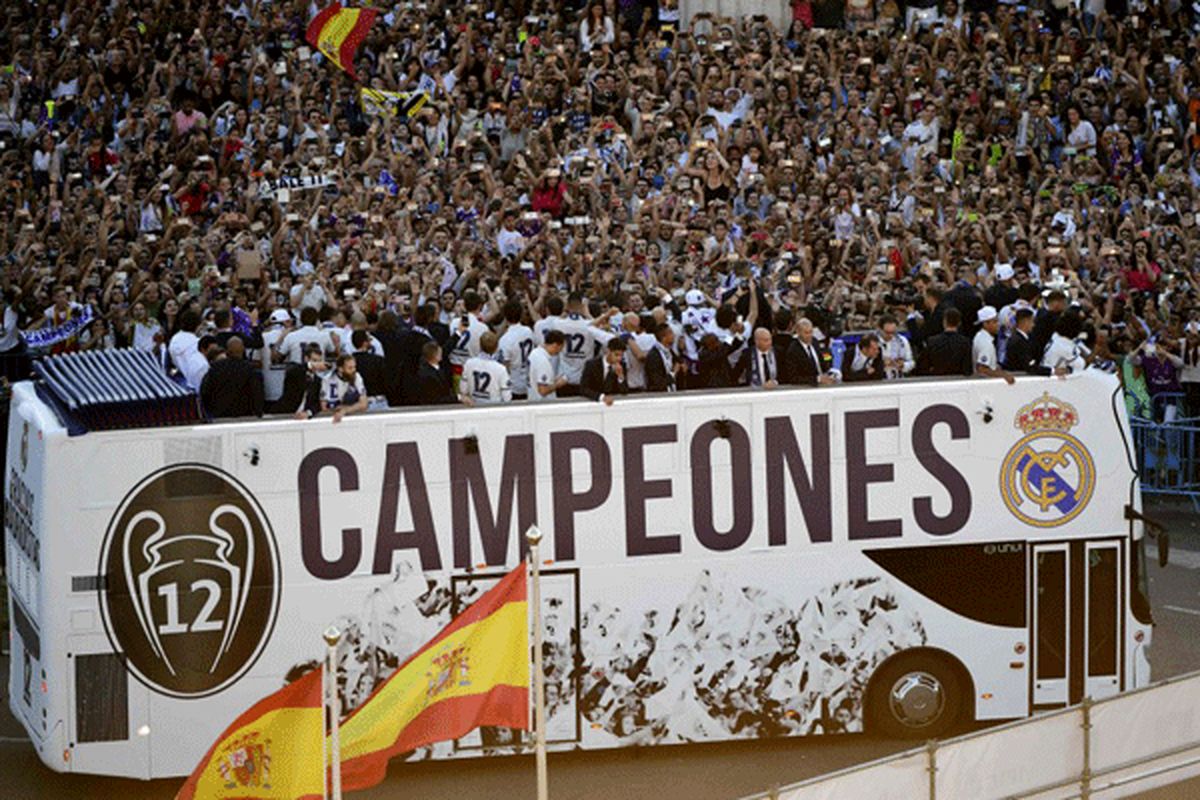 عکس: لحظه ورود اتوبوس رئالی ها به شهر مادرید