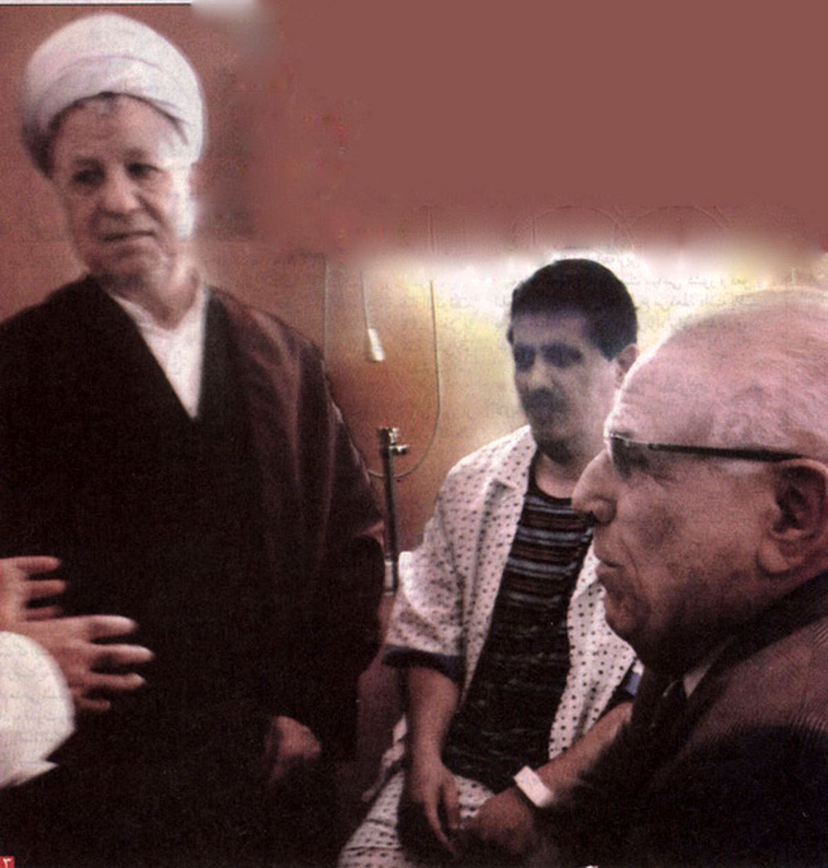 لحظه ملاقات هاشمي با فرزندش / عكس