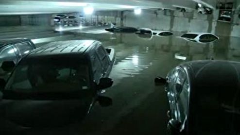 فیلم: غرق شدن خودرو‌ها بر اثر وقوع سیل در آمریکا