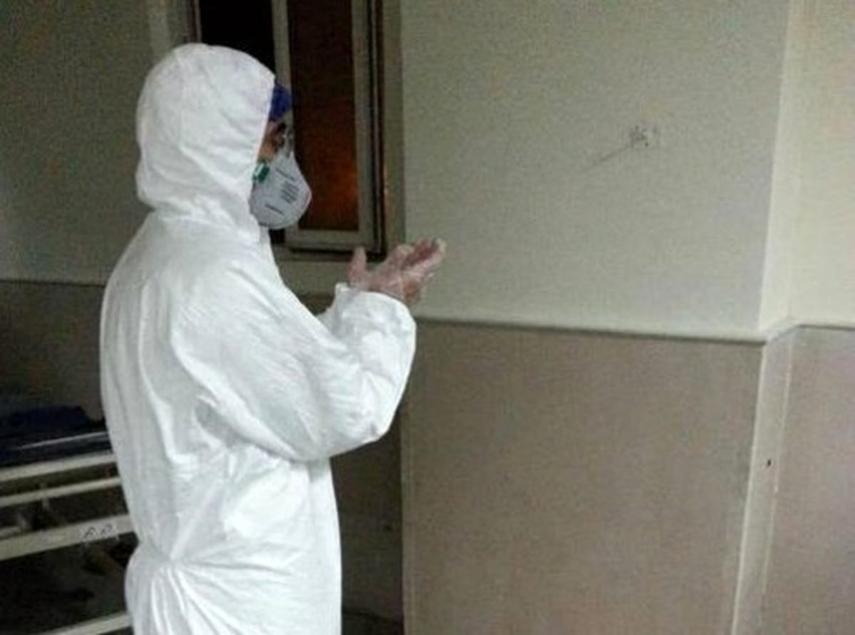 لباس متفاوت پرستار ایرانی هنگام نماز خواندن +عکس