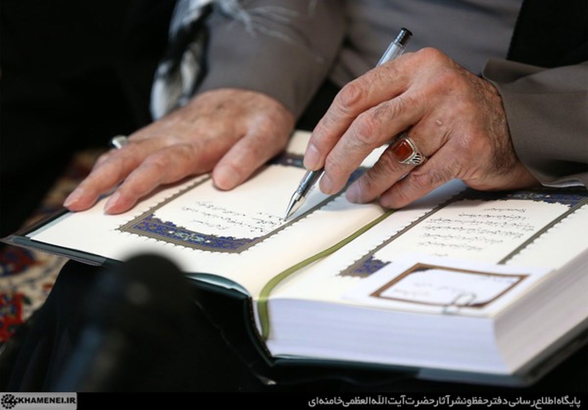 عکس: قرآن اهدایی رهبری به خانواده شهید رجب محمدزاده