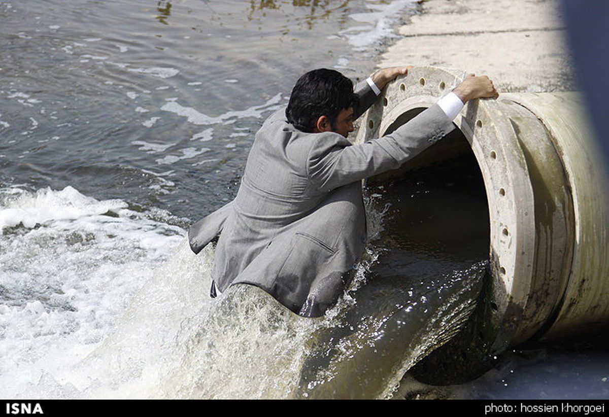 اعتراض ابتکاری عضو شورای شهر بندرعباس در واکنش به آلوده‌سازی محیط‌زیست +عکس