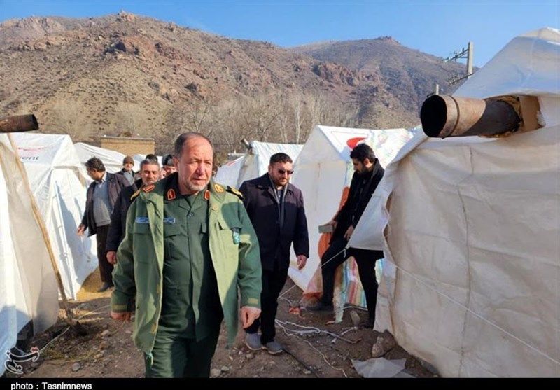 تصاویر: خدمت‌رسانی نیروهای جهادی و مسئولان سپاه به مردم مناطق زلزله‌زده خوی