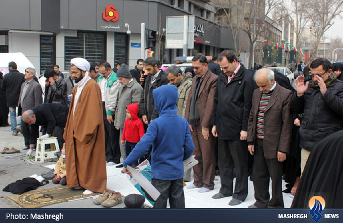 اقامه نماز جماعت بعداز راهپیمایی