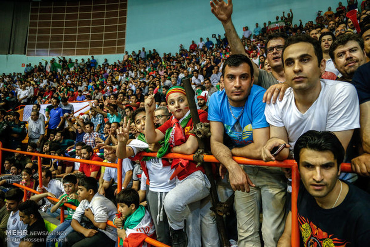 تماشاگران والیبال ایران و آمریکا/تصاویر