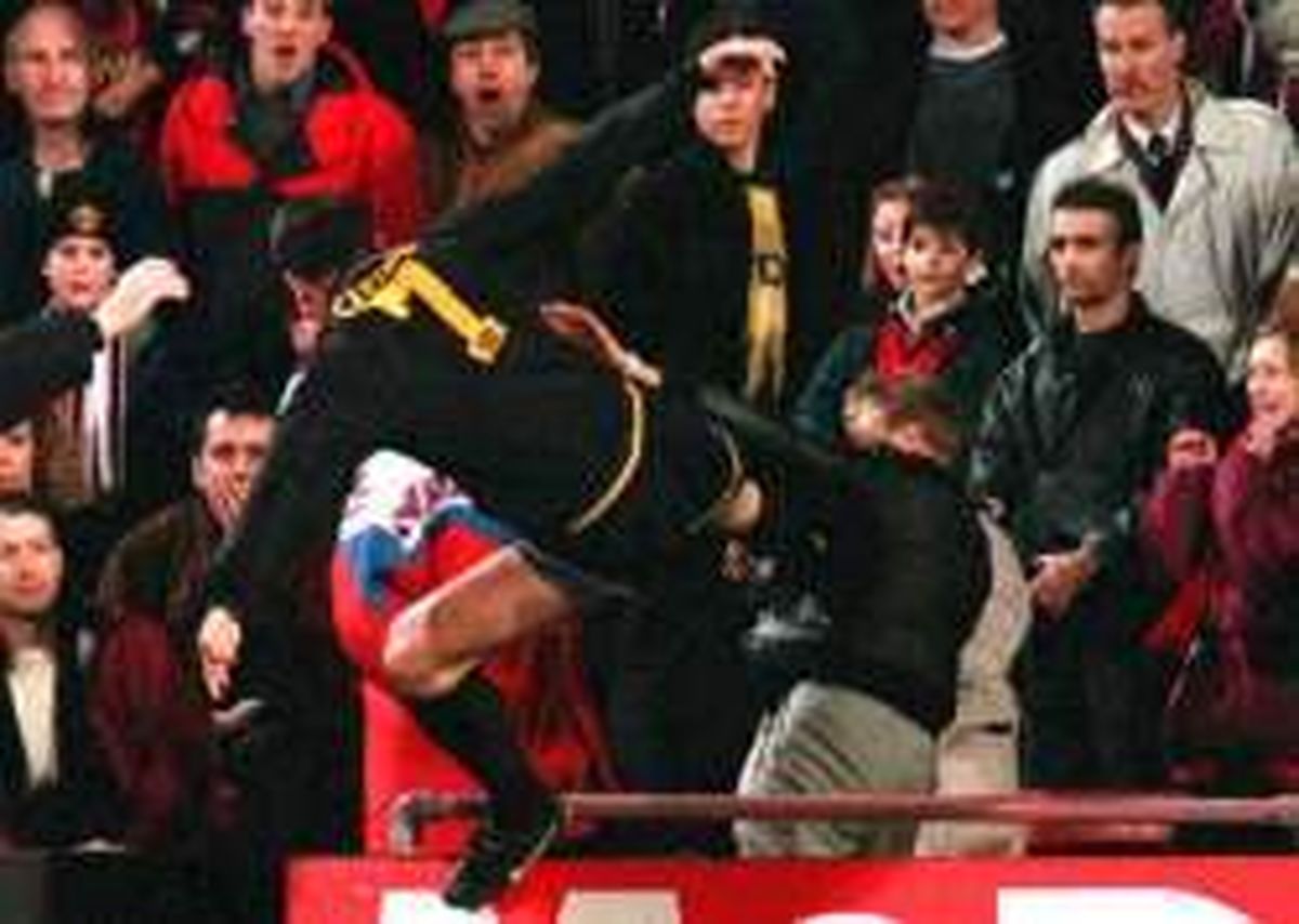 8 نمونه از مشهورترين درگيری‌های تماشاگران با فوتباليست‌ها