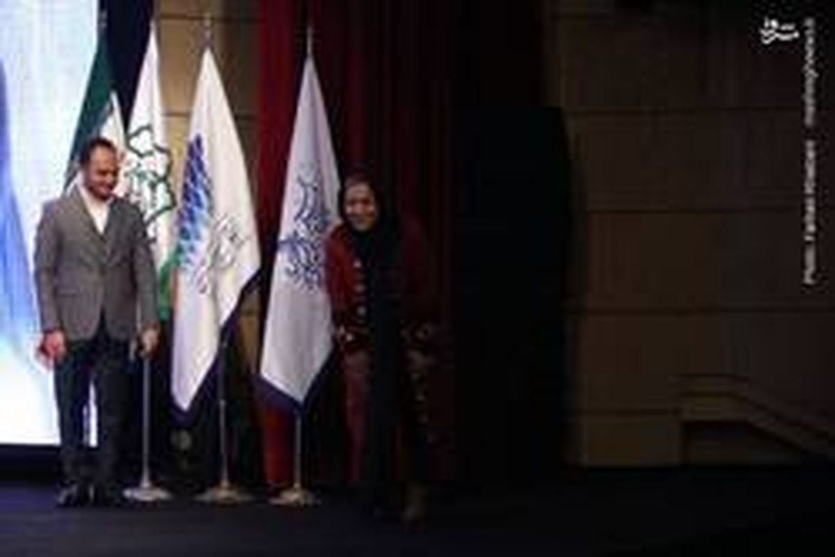 بوسه اكبر عبدى بر دستان همسرش +عکس