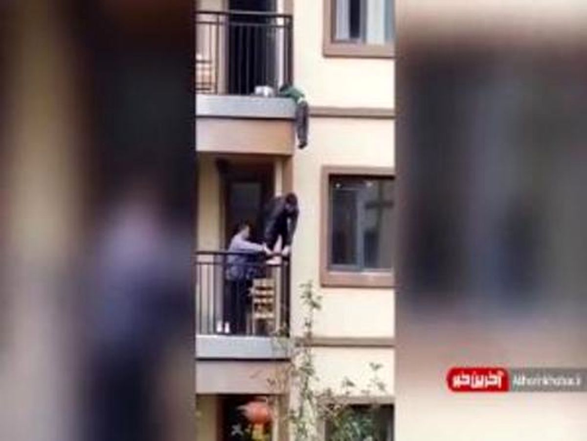 نجات پسری که از بالکن آویزان شده بود توسط همسایگان +فیلم