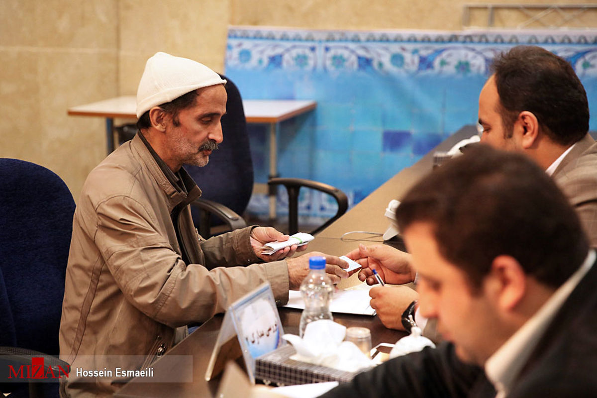 این کاندیدا از دیروز صبح برای ثبت نام حاضر بود!  +عکس