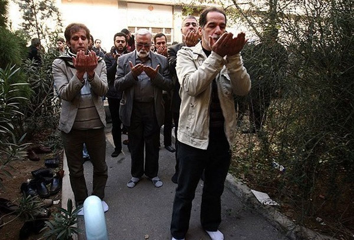 نماز به‌ امامت کارگردان گشت‌ارشاد/عکس