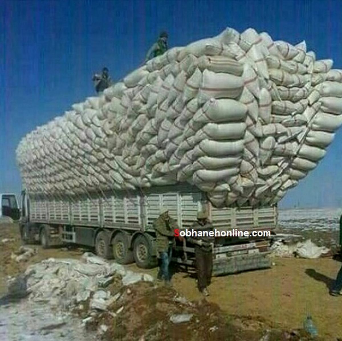 عکس: رکورد بار زدن تریلی شکست