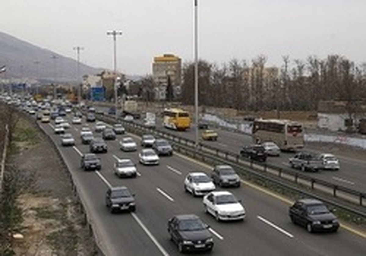 ترافیک در آزادراه کرج-تهران نیمه سنگین است