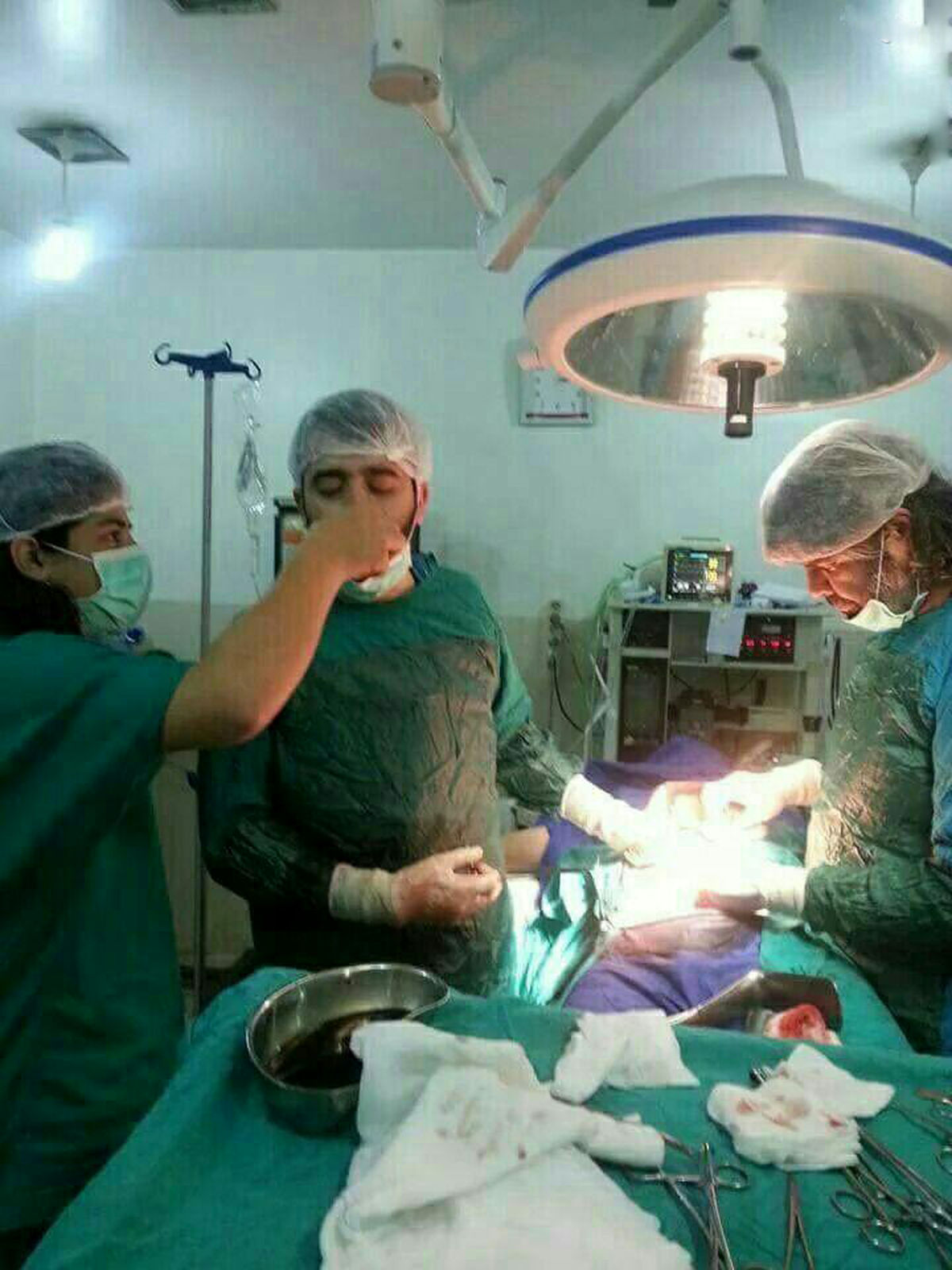 افطار در اتاق عمل +عکس
