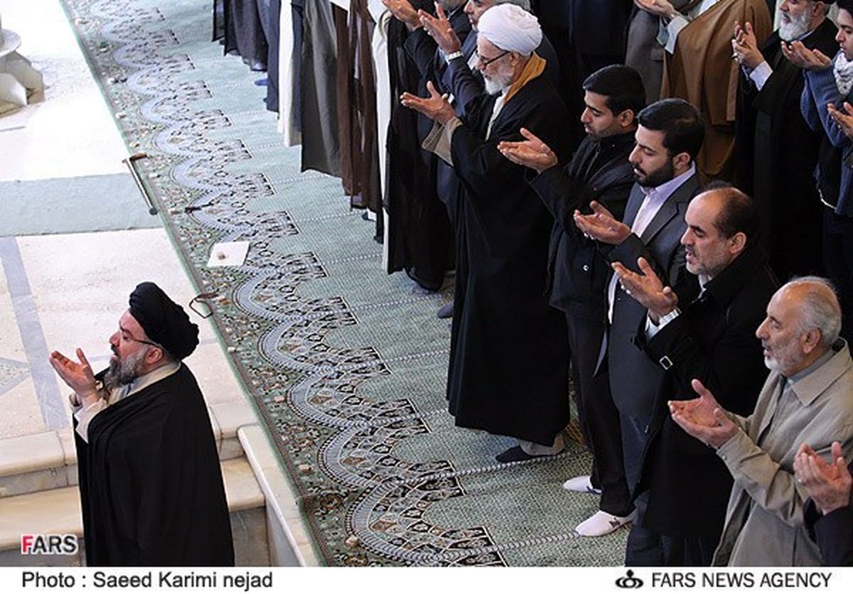 صف اول اولین نماز جمعه سال 91 /عکس