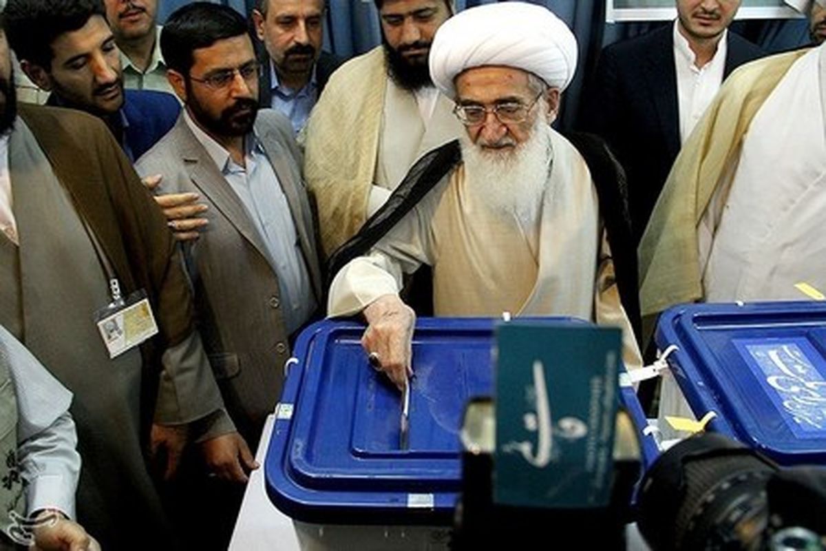 تصاویر/دوتن از مراجععظام پای صندوق رای