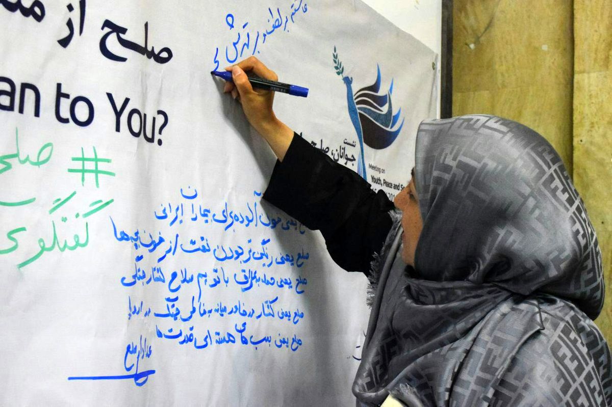 عکس: شعر همسر ظریف بر روی بنر دیوار نوشته صلح