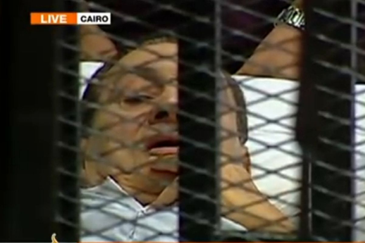 محاکمه بزرگ+تصویر/ حسنی مبارک: بی‌گناهم/خبرنگار الجزیره:برق ساعت مبارک، چشمان‌ام را اذیت می‌کند