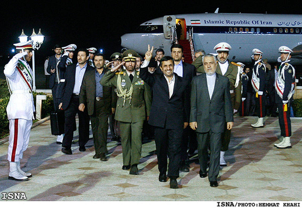 عكس/تکرار ژست پیروزمندانه احمدی​نژاد