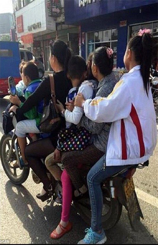 خانواده هفت نفره چینی سوار بر یک موتور+عکس