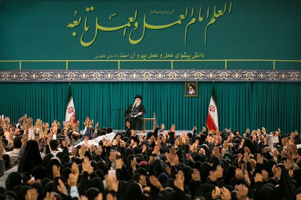 رهبر انقلاب: نگاه نقادانه را داشته باشید اما نگاه سرافرازانه را هم در قبال پیشرفت‌های کشور داشته باشید