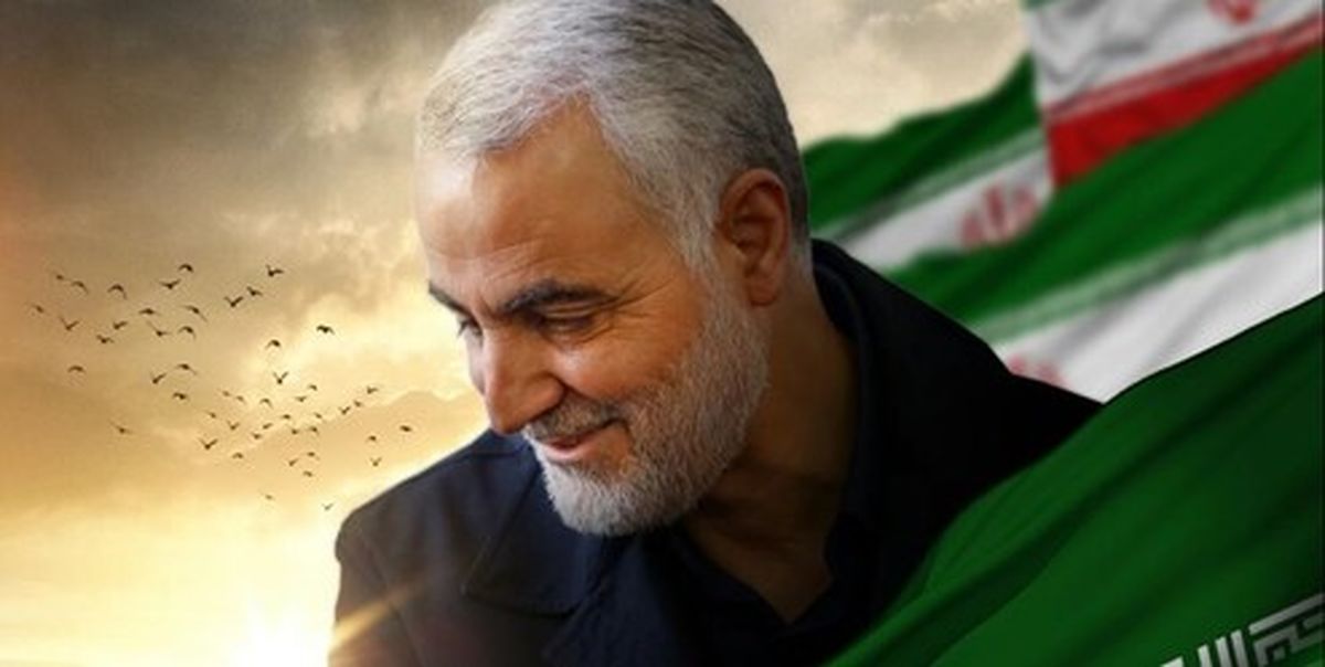 فیلم: نصب تصویر شهید سلیمانی بر سردر لانه جاسوسی سابق آمریکا