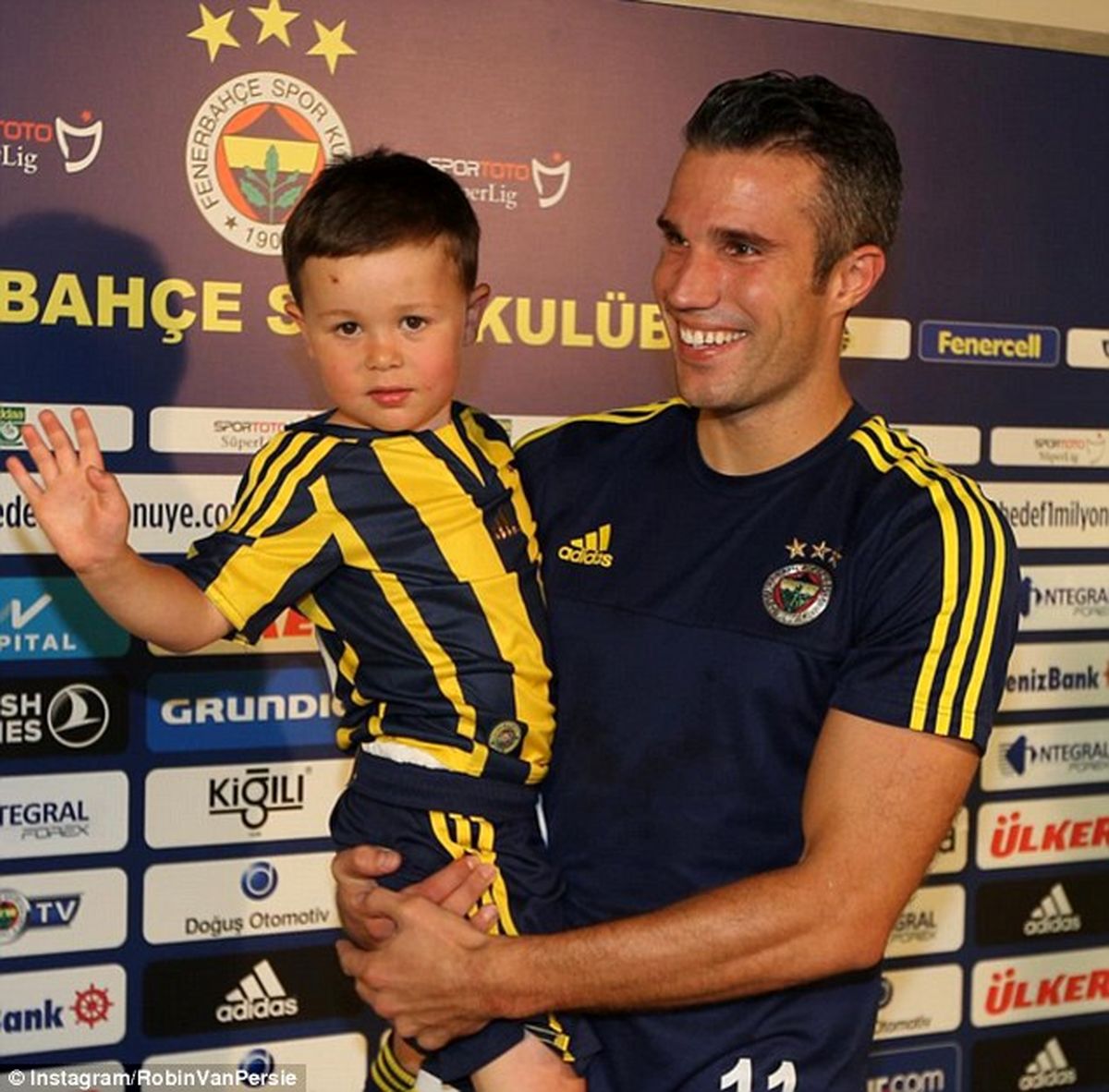 کودکی در آرزوی دیدن فن پرسی+عکس