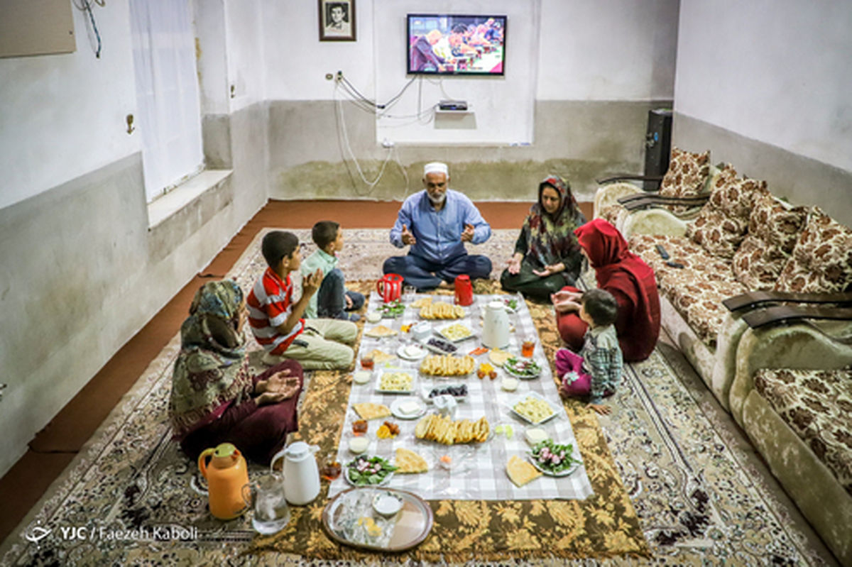 تصاویر: افطاری مهمان خانواده سیل زده ترکمن