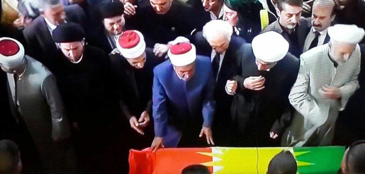 نصب پرچم جنجالی بر تابوت طالبانی +عکس