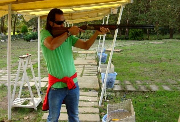 عکسی از علی کریمی در حال تیراندازی!