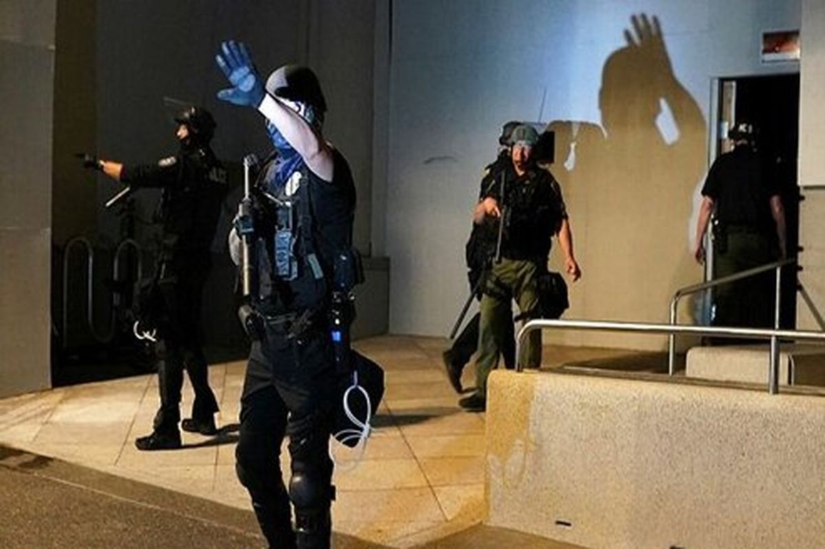 معترضان آمریکائی مقر پلیس پورتلند را به آتش کشیدند
