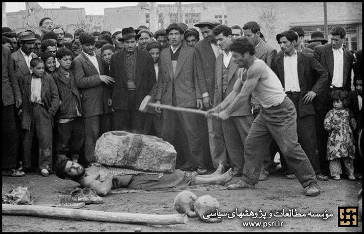 عکس: معرکه گیری خیابانی در تهران قدیم