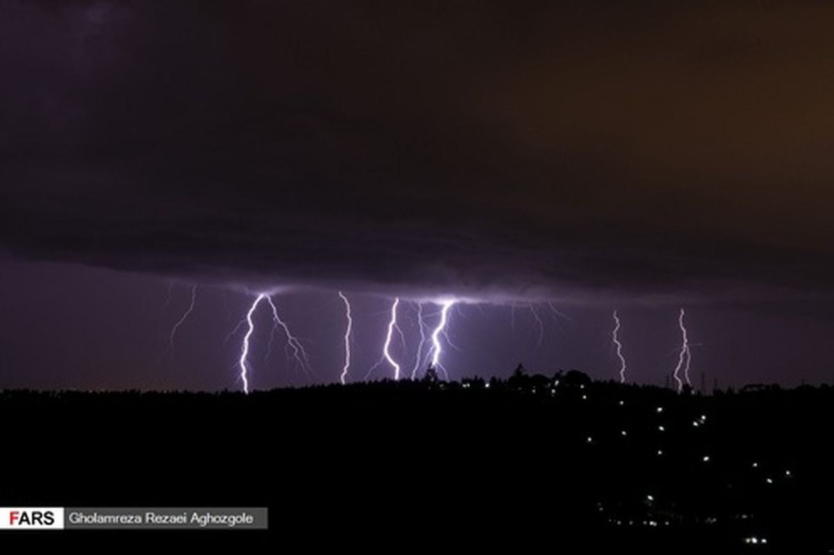 تصاویر: صاعقه در آسمان ساری