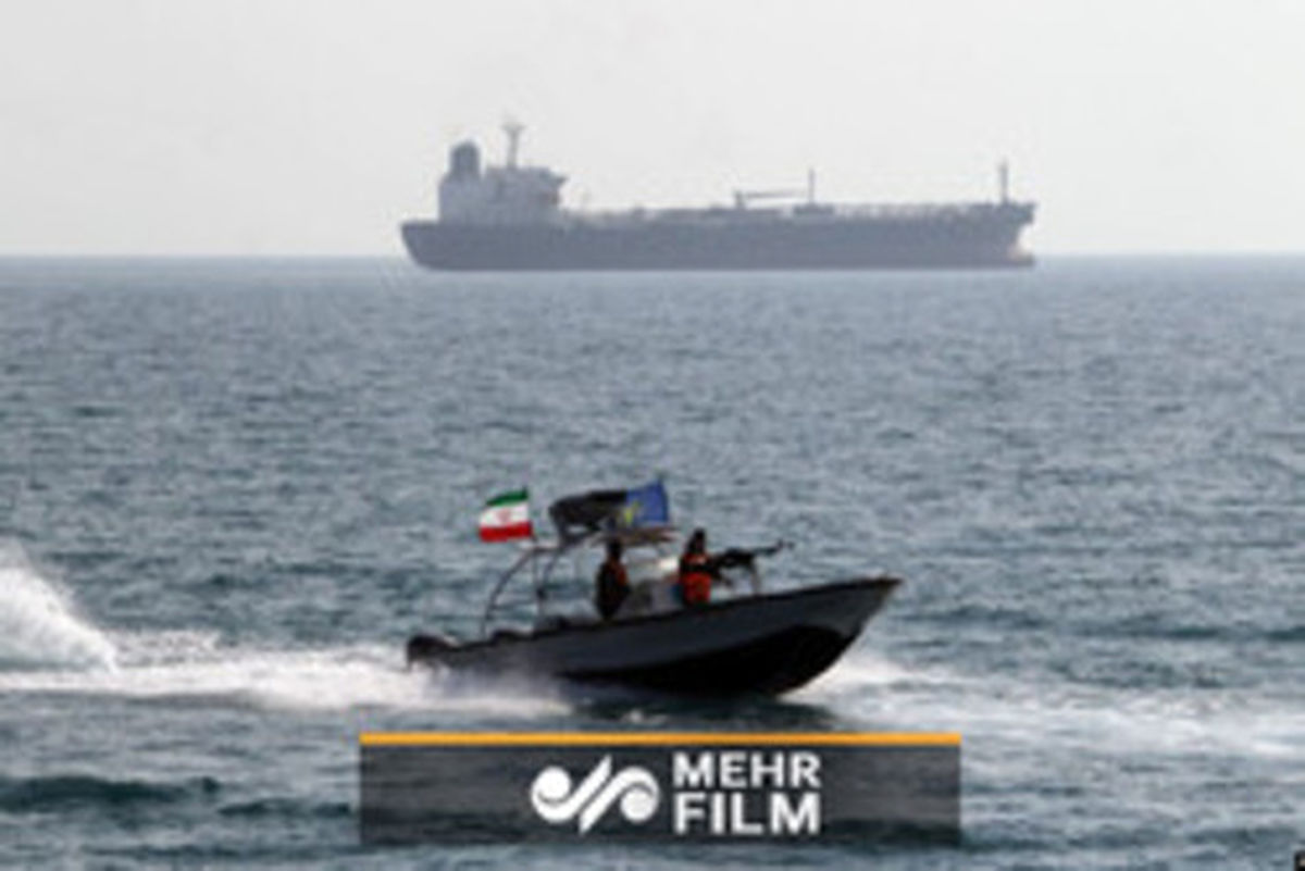 توقیف یک کشتی ‌خارجی حامل سوخت قاچاق توسط سپاه +فیلم