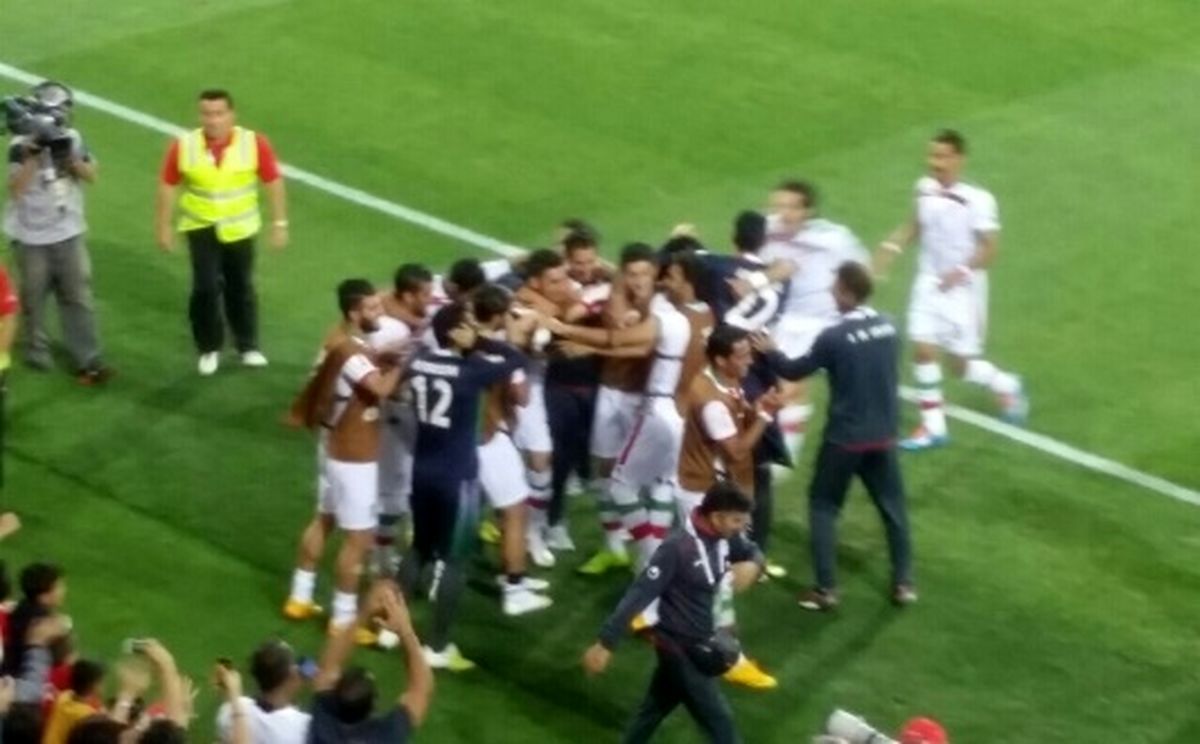 شادی ملی پوشان پس از گل/عکس
