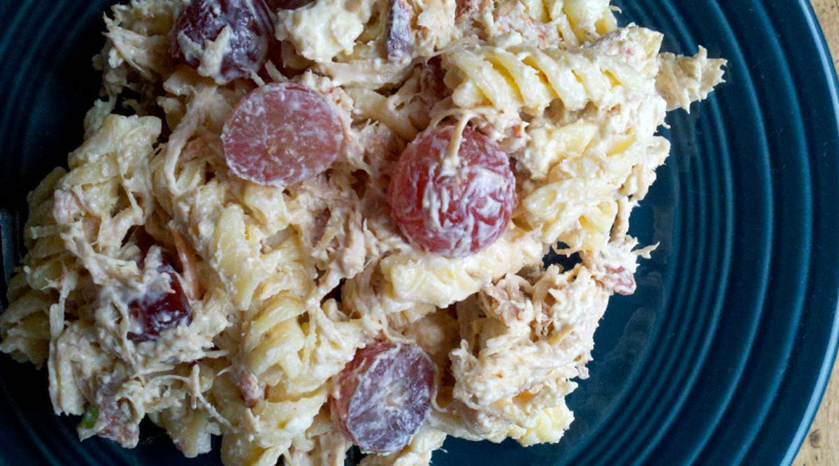 طرز تهیه سالاد ماکارونی با انگور قرمز