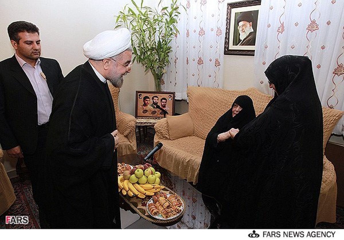 تصاویر/ روحانی درمنزل شهیدان میرمحکم