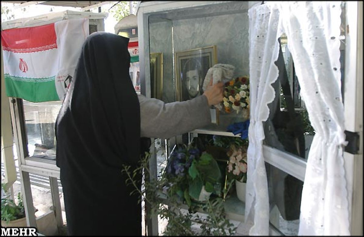 غباروبی مزار شهدا در پایان هفته دفاع مقدس