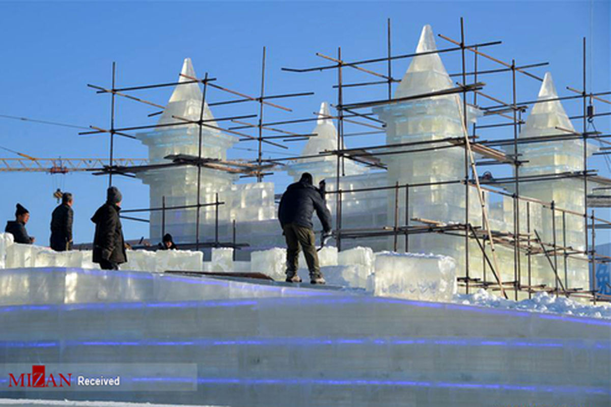 تصاویر: مراحل ساخت مجسمه‌های یخی