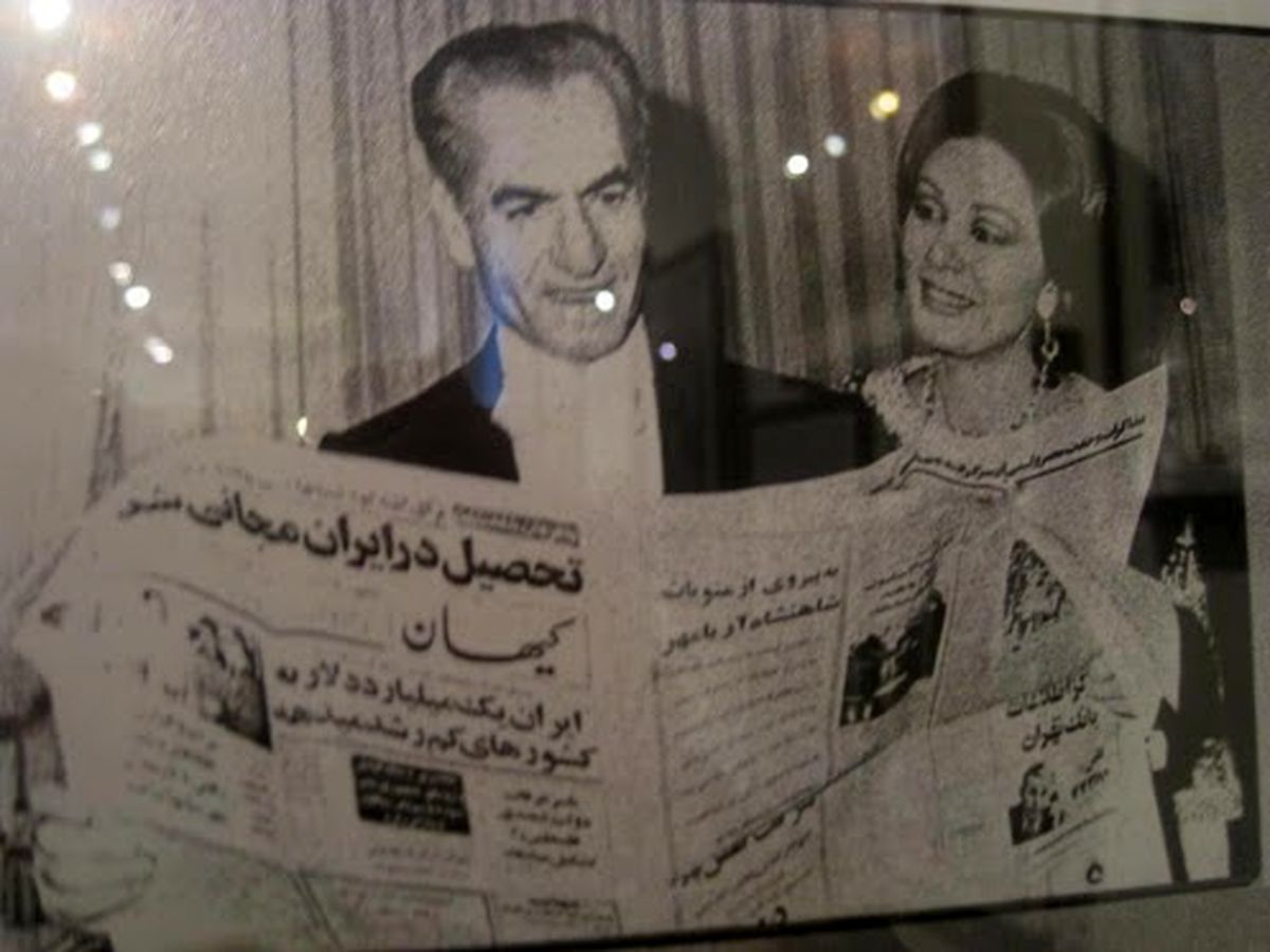 عکس: شاه در حال خواندن روزنامه کیهان