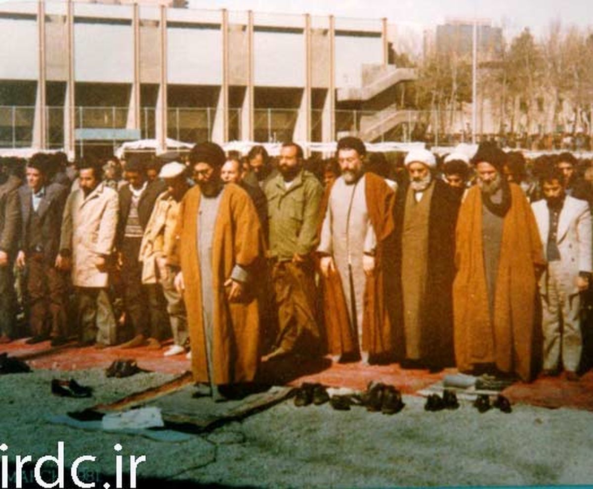 عکس/ اقتدای شهید بهشتی به رهبر انقلاب