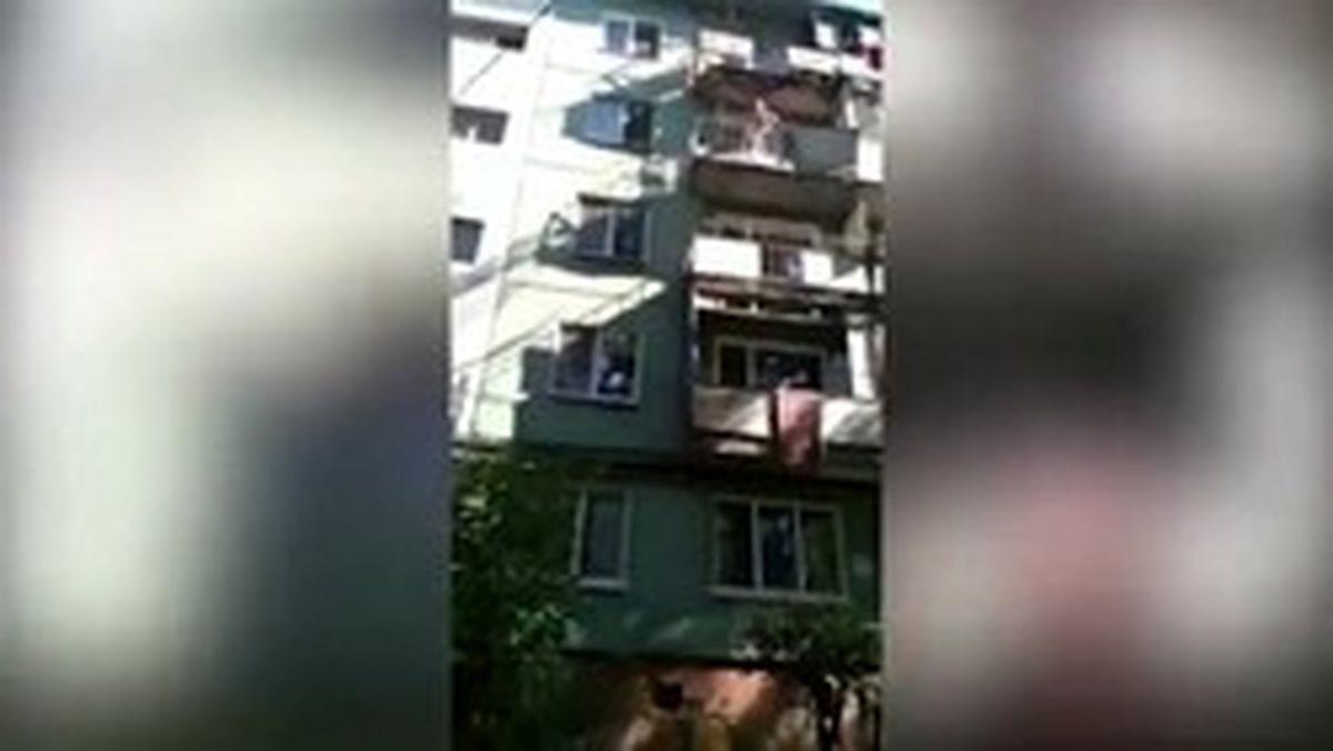 فیلم: سقوط ناگهانی مردی از بالکن