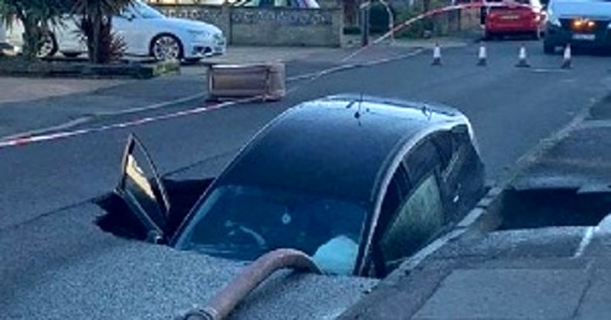 بلعیده شدن خودرو در گودال خیابان! +فیلم