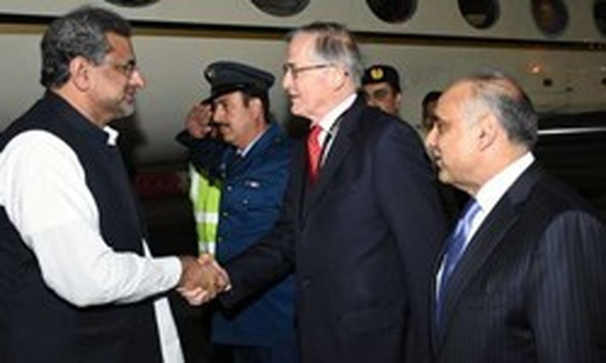 نخست وزیر پاکستان راهی انگلیس شد