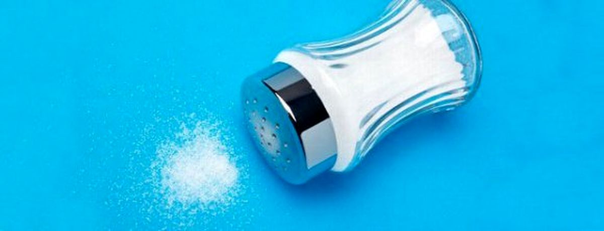 این ۵ فرد عاشق اضافه کردن نمک به غذای‌شان هستند